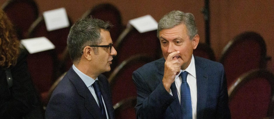 El nuevo presidente de Correos, Pedro Saura, junto al ministro de Presidencia, Félix Bolaños.
