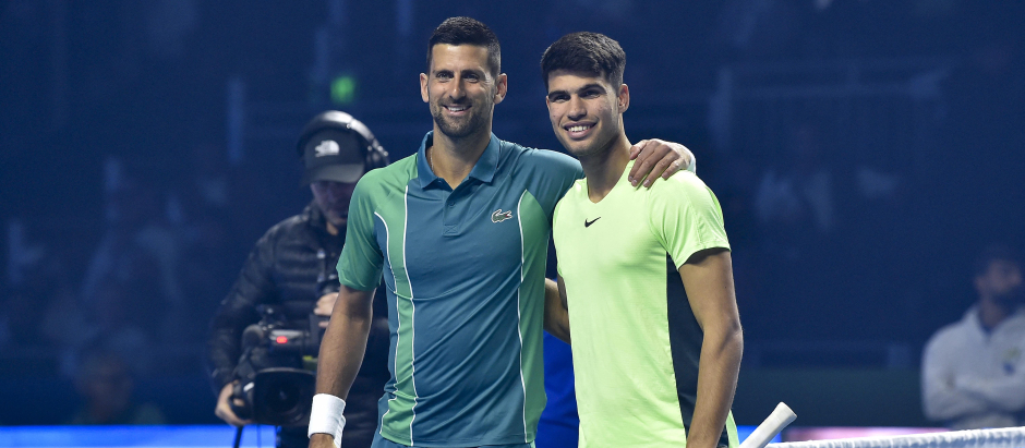 Carlos Alcaraz y Novak Djokovic en el partido de exhibición en Riad