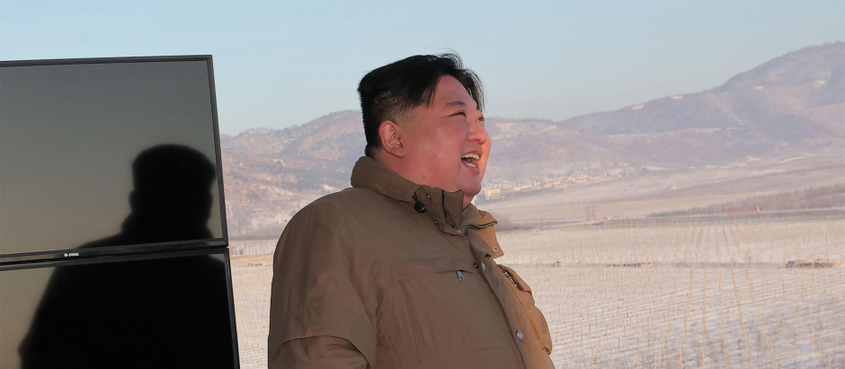 El líder norcoreano Kim Jong Un observando el lanzamiento de prueba de un misil balístico intercontinental
