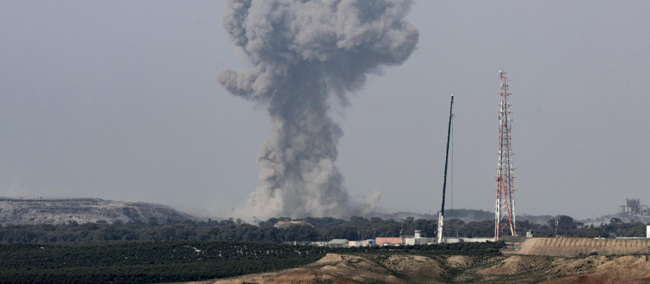 Humo ondeando sobre el territorio palestino durante un bombardeo israelí