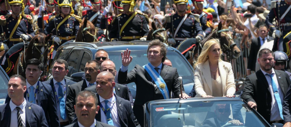 El presidente electo de Argentina Javier Milei durante su recorrido hasta la Casa Rosada acompañado de su hermana Karina Milei
