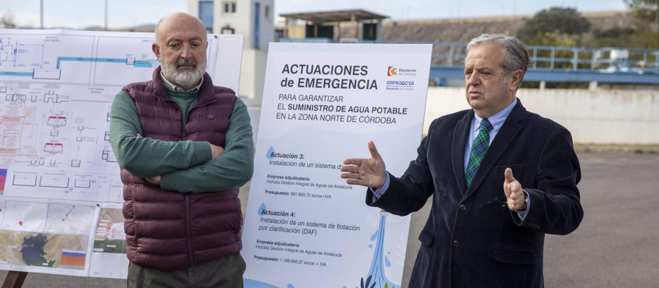 El presidente de la Diputación de Córdoba, Salvador Fuentes (dcha.), en su visita a las obras de Sierra Boyera y La Colada.