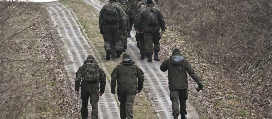 Soldados polacos inspeccionan el área sobrevolada por el misil ruso