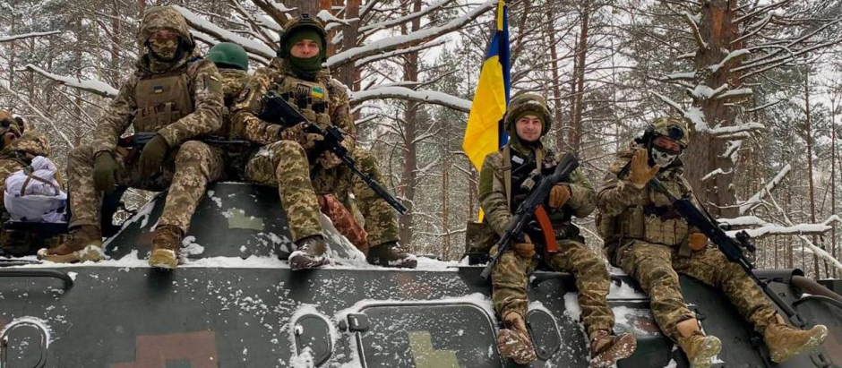 Militares ucranianos bajo la nieve en algún lugar del sureste del país