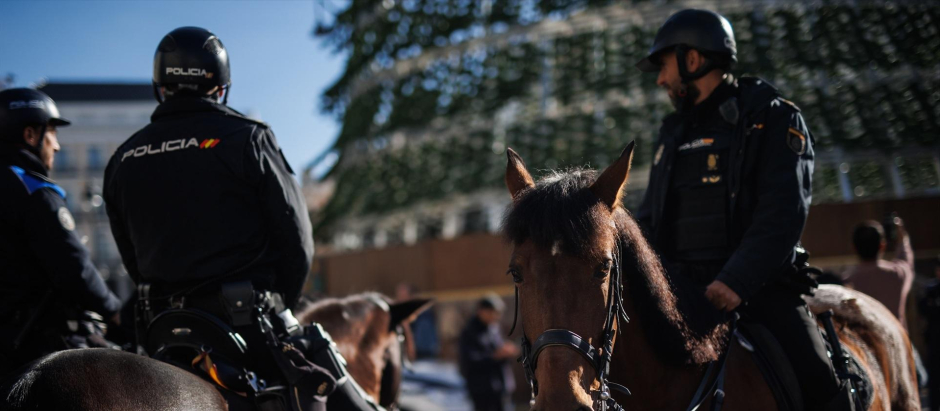 Varios agentes de policía a caballo en la presentación del dispositivo policial durante las fiestas navideñas