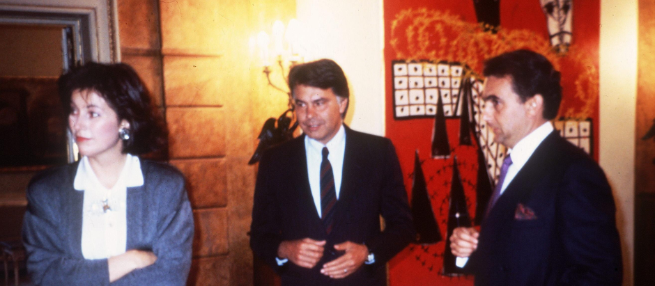 Felipe González y su esposa, Carmen Romero, reciben al empresario venezolano Gustavo Cisneros en 1985