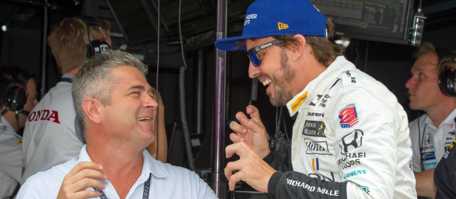 Gil de Ferran charla con Fernando Alonso en su etapa en McLaren