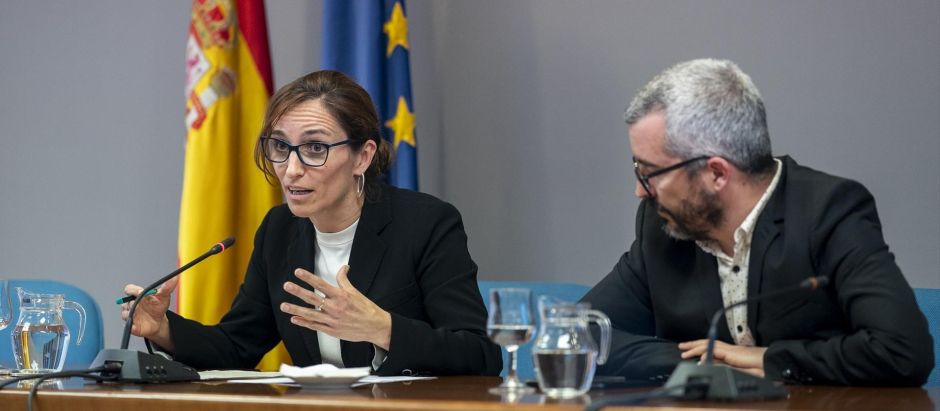 La ministra de Sanidad, Mónica García y el Secretario de Estado de Sanidad, Javier Padilla