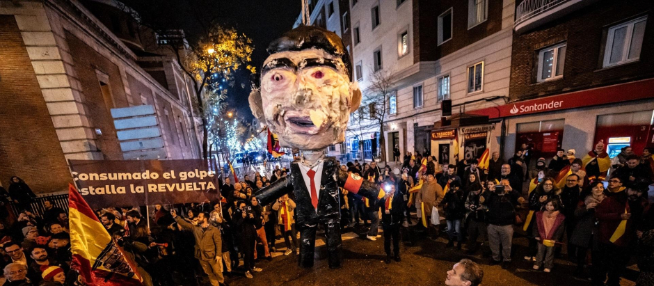 El PSOE se enerva con la 'piñata' con la figura de Sánchez en Ferraz y  amenaza con demandas por delito de odio