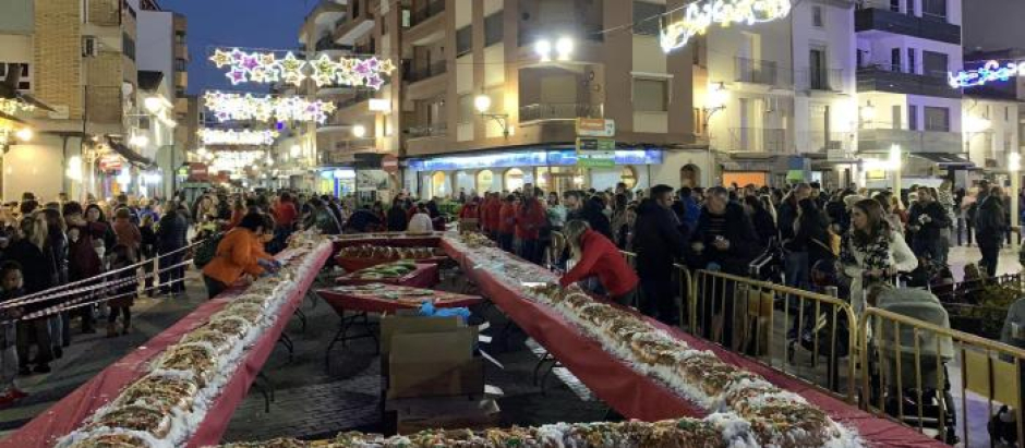 Imagen del roscón de Reyes de 16 metros de longitud elaborado en Utiel (Valencia)