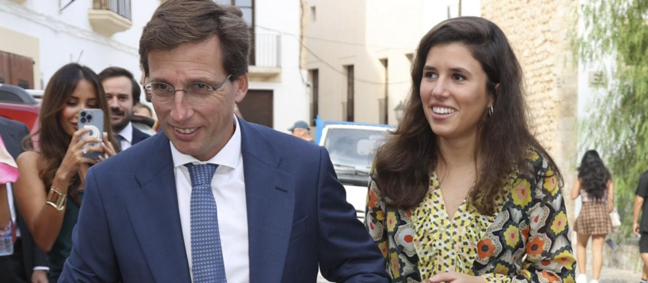 José Luis Martínez Almeida y Teresa Urquijo asisten a una boda en Ibiza