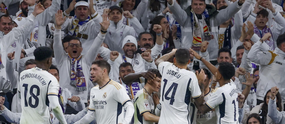 La euforia en la grada del Santiago Bernabéu en la victoria del Real Madrid al Mallorca