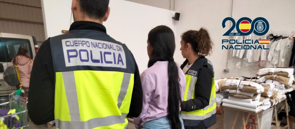 Agentes de la Policía Nacional, durante la operación llevada a cabo en Valencia