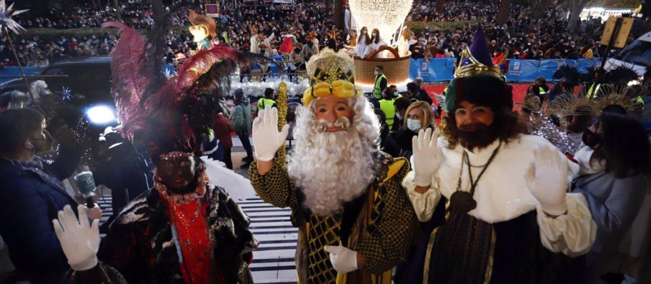 Los Reyes Magos, antes de subirse a sus carrozas en la cabalgata de Málaga de 2022