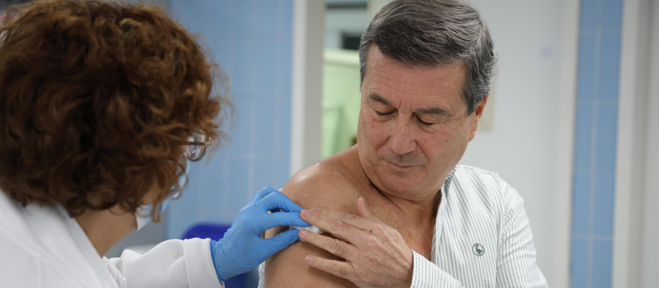 El consejero valenciano de Sanidad, Marciano Gómez, vacunándose