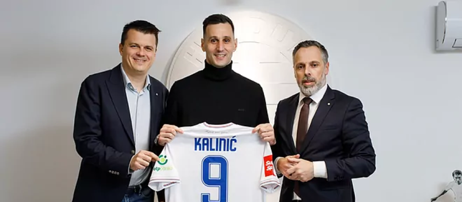 Nikola Kalinic posando con la camiseta del Hajduk Split