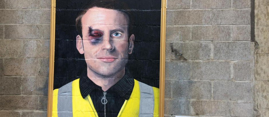 Cartel que representan a Emmanuel Macron agredido en las paredes de Amiens, periferia de París