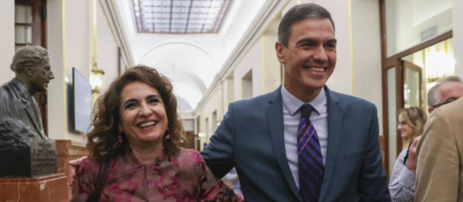 El presidente del Gobierno, Pedro Sánchez, junto a María Jesús Montero, en el Congreso de los Diputados