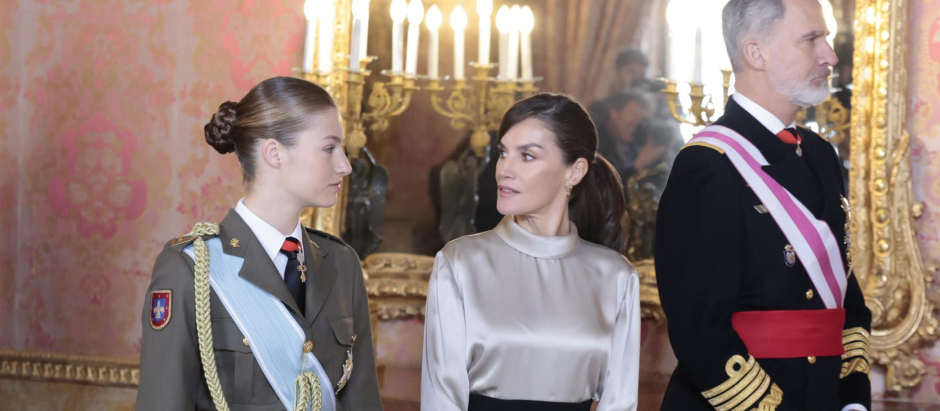 La Reina Letizia y la Princesa Leonor intercambiando unas palabras en los actos de la Pascua Militar