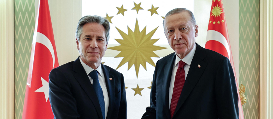 El presidente de Turquía, Recep Tayyip Erdogan, junto al secretario de Estado de Estados Unidos, Antony Blinken
