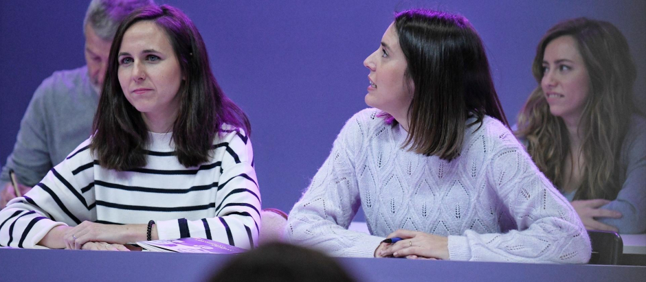 La secretaria general de Podemos, Ione Belarra (i), y la exministra de Igualdad, Irene Montero.