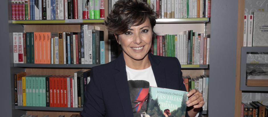 Sonsoles Ónega con su novela 'Las hijas de la criada'