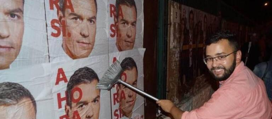 Juan Antonio Nieves durante la pega de carteles en las elecciones de 2019 en Elche