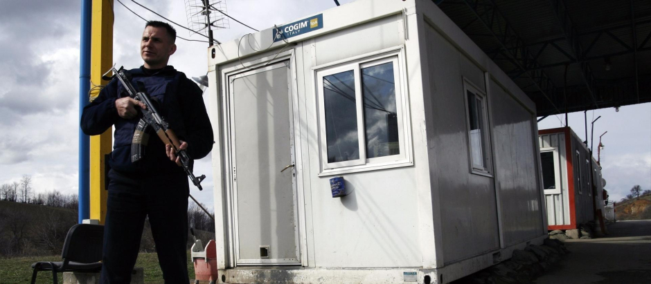Un guardia armado en la frontera entre Kosovo y Serbia