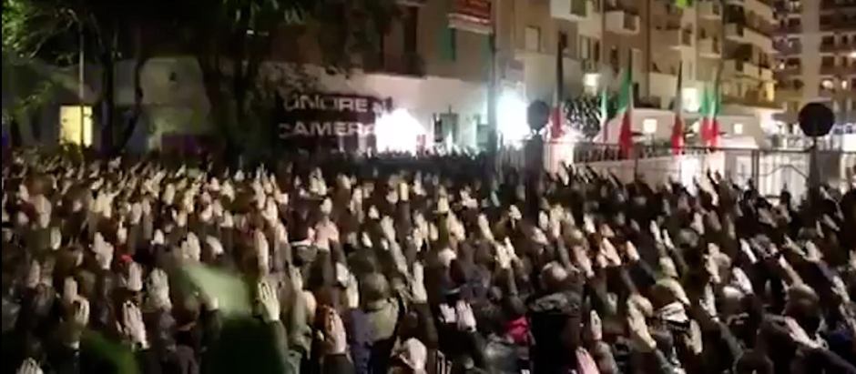 Cientos de italianos realizan el saludo fascista en Roma