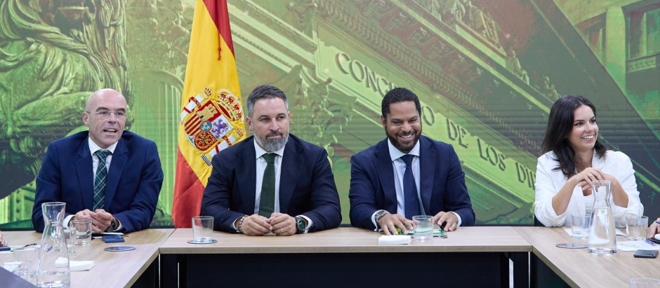Jorge Buxadé, Santiago Abascal, Ignacio Garriga y Pepa Millán, en la sede de Vox