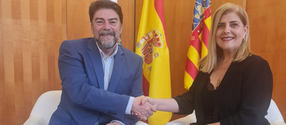 Luis Barcala, alcalde de Alicante, junto a Carmen Robledillo, portavoz de Vox en la ciudad
