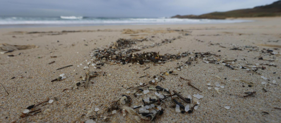 Los microplásticos llegan a la playa de Doniños, en Ferrol