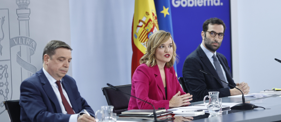 La ministra portavoz, Pilar Alegría, junto a los ministros Luis Planas (i) y Carlos Cuerpo (d)