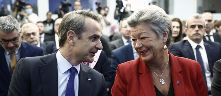 El primer ministro griego, Kyriakos Mitsotakis, junto a la comisaria de Interio Ylva Johansson con un collar del símbolo feminista
