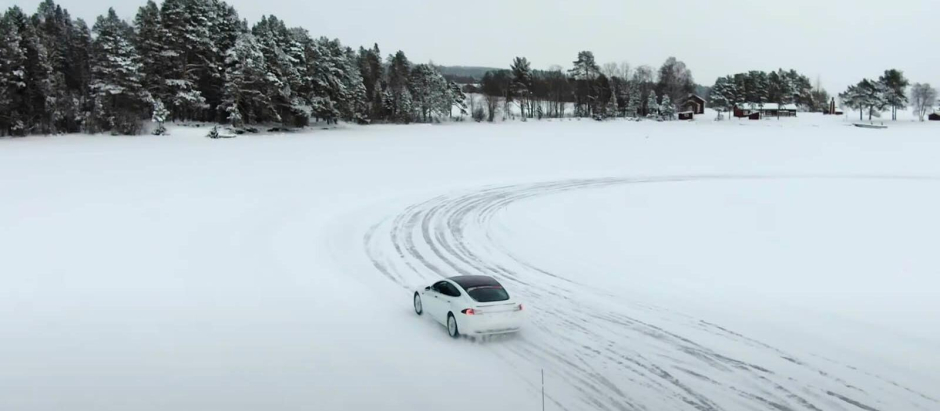 Un Tesla sin batería en mitad de una carretera nevada