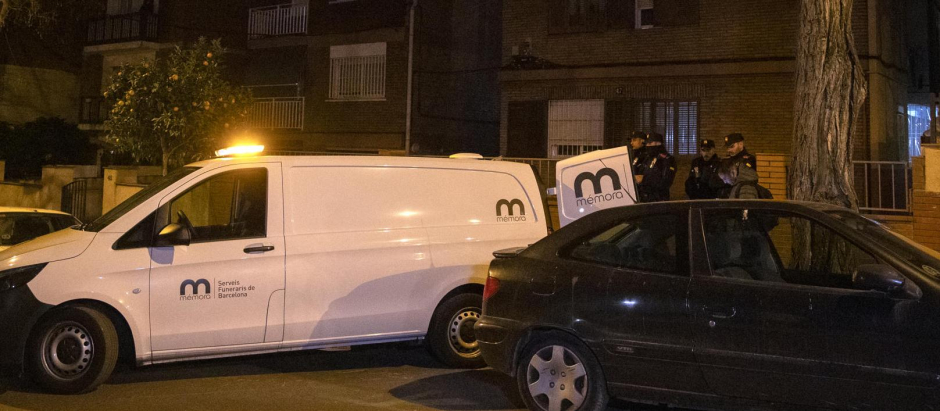 Los Mossos investigan la muerte de un padre y sus dos hijos en el interior de un piso del distrito barcelonés de Horta-Guinardó