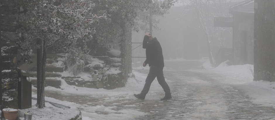 Un hombre camina este martes por una calle de O Cebreiro, Lugo, cubierta de nieve