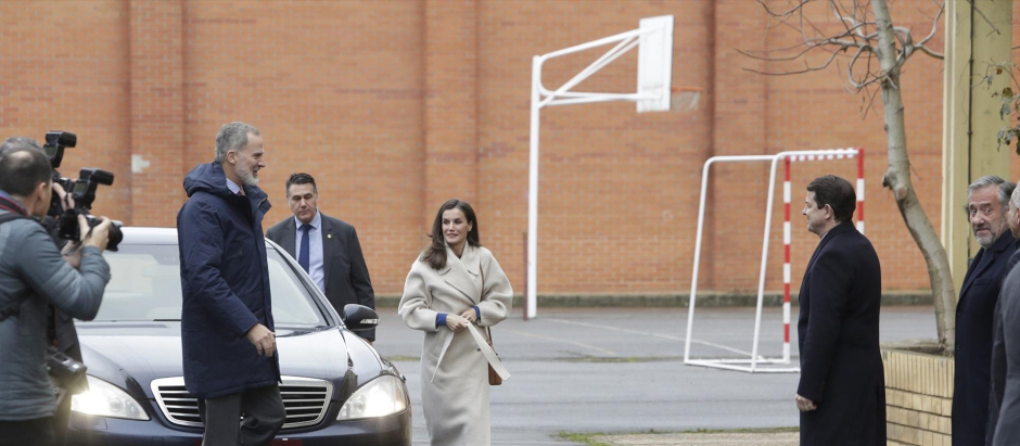 El Rey Felipe VI y la Reina Letizia durante su visita al CEIP Gumersindo Azcárate, a 10 de enero de 2024, en Armunia, León, Castilla y León (España). Los Reyes han entregado el Premio Princesa de Girona Escuela 2022