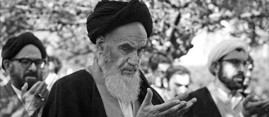 El ayatolá Jomeini durante su exilio en Francia antes de volver a Irán para encabezar la revolución