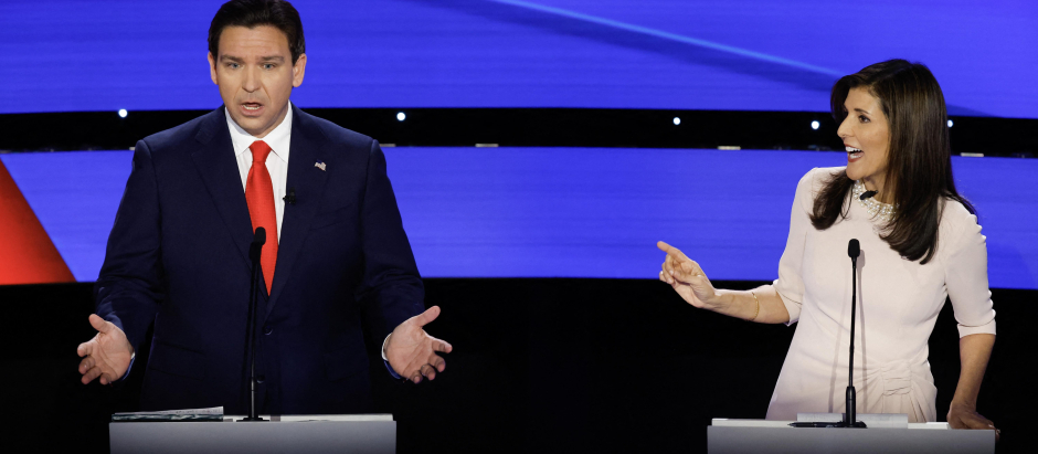 Los aspirantes a la nominación republicana Ron DeSantis y Nikki Haley