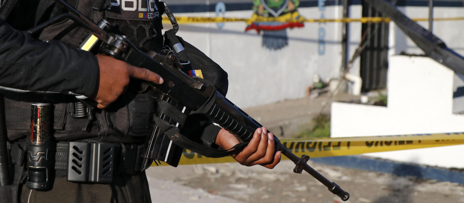 Policía de Ecuador en la guerra contra la violencia de las bandas criminales