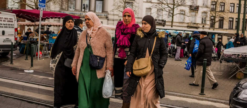Mujeres musulmanas hacen la compra en Molenbeek, Bruselas