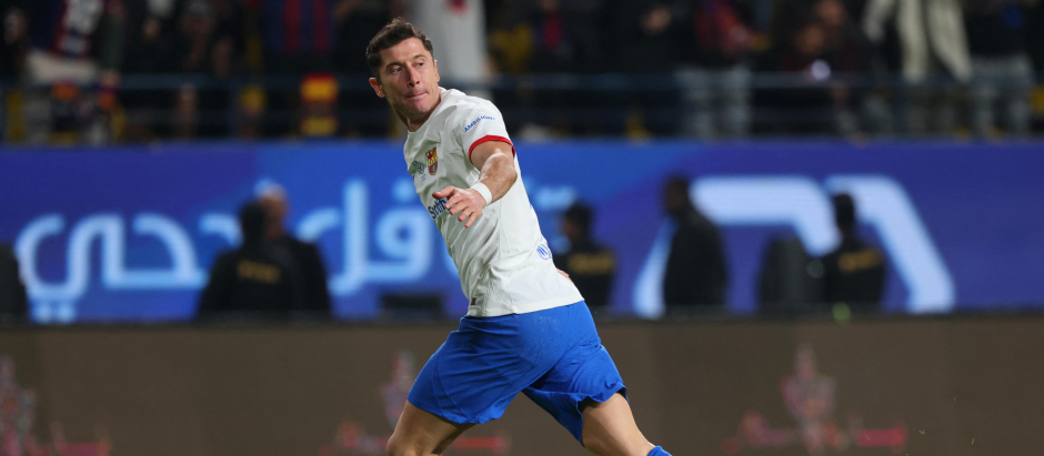 La celebración de Lewandowski en su gol a Osasuna en la Supercopa de España