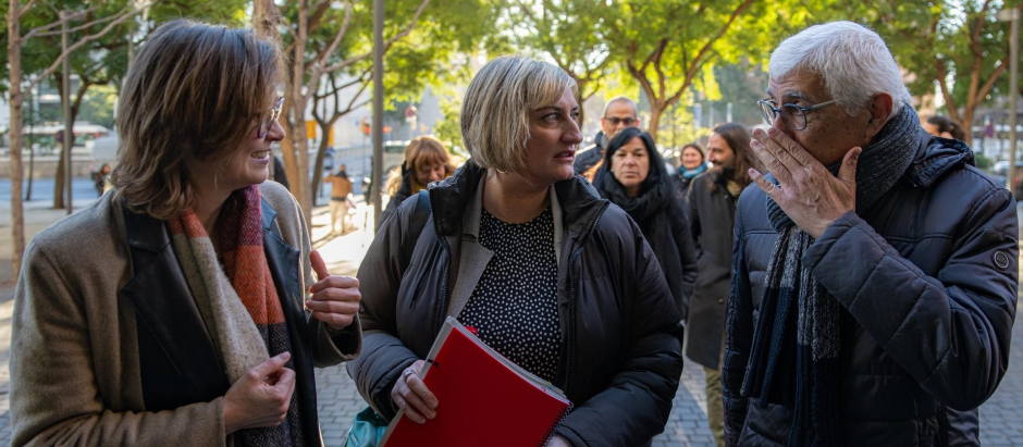 La vicepresidenta del Parlament, Alba Vergés (c), a su llegada a su citación, en la Ciudad de la Justicia de Barcelona este viernes