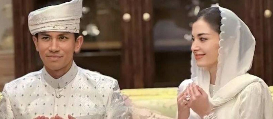 El príncipe Abdul Mateen de Brunéi y Anisha Rosnah, en la ceremonia de solemnización del matrimonio