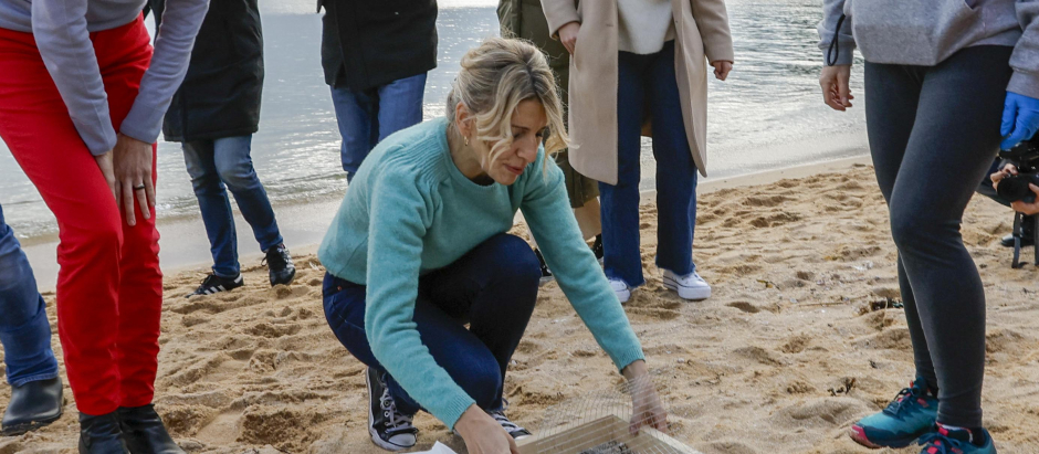 Yolanda Díaz visita una playa de Galicia y aprovecha para hacer campaña fotografiándose con los pélets