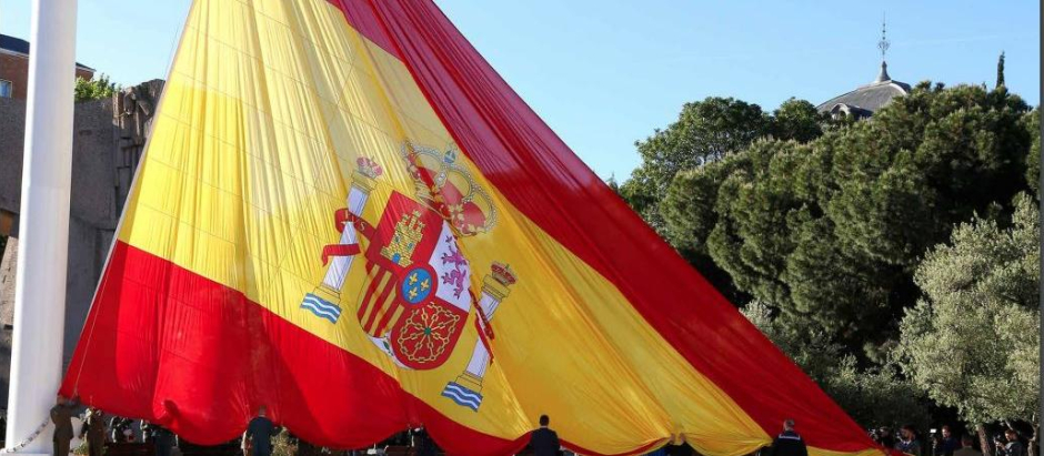 Izado de la bandera de España en conmemoración del Bicentenario de la Policía Nacional, en directo