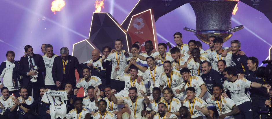 Los jugadores del Real Madrid celebran su 13ª Supercopa de España
