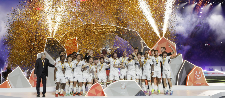 El Real Madrid levanta la Supercopa de España en el Al-Awwal Park de Riad