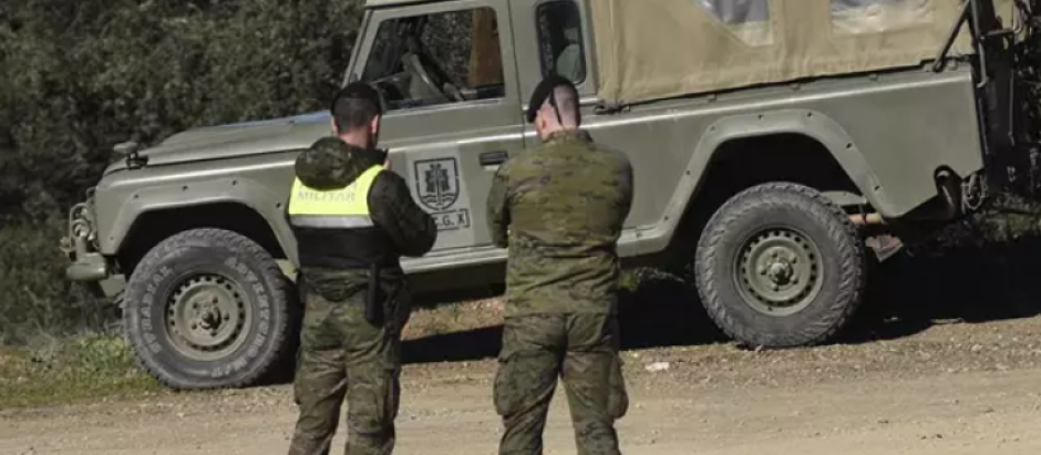 Militares acordonando el lugar donde fueron localizados los dos militares fallecidos en la base de Cerro Muriano